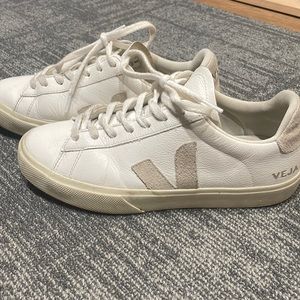 Men’s veja Campo sneaker euro 41 US 8 based on veja’s sizing